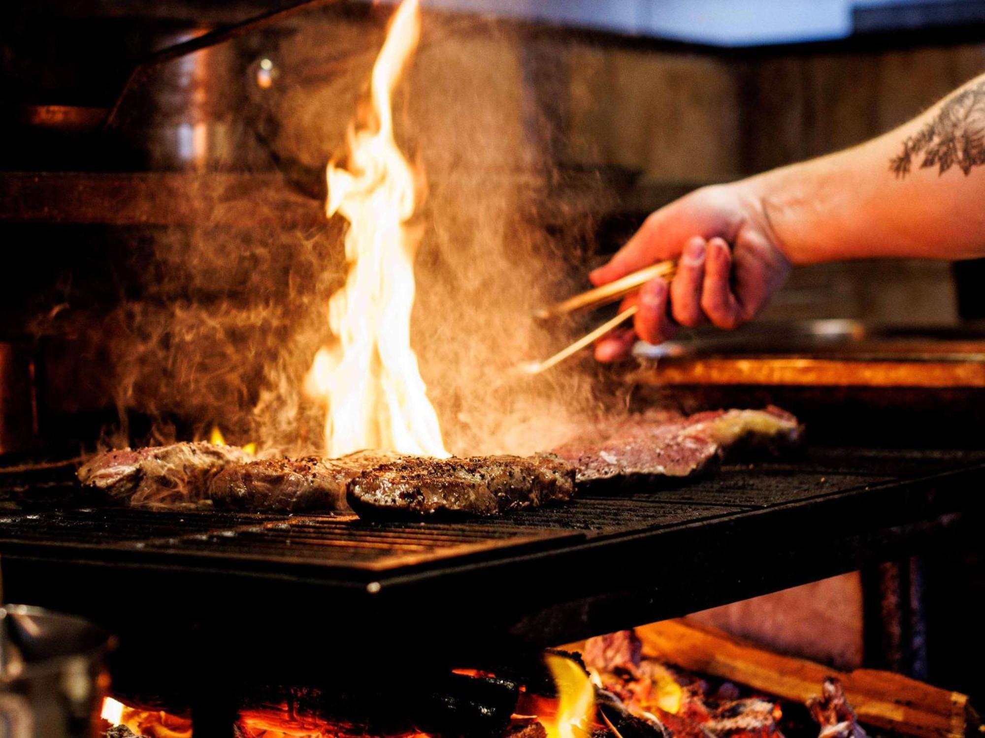 Hotel Chadstone Melbourne Mgallery Collection Zewnętrze zdjęcie Cooking with a flaming broiler